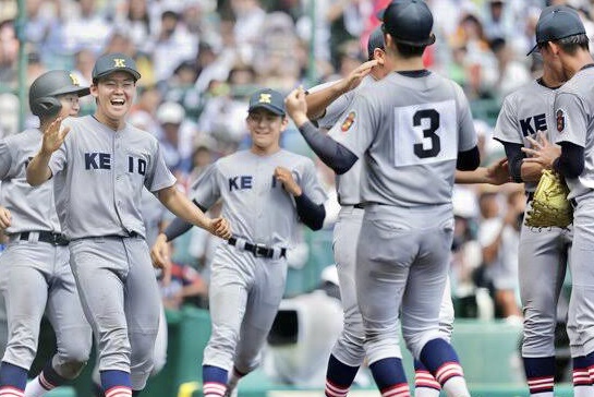 慶応高校の野球選手たちが喜んでいる