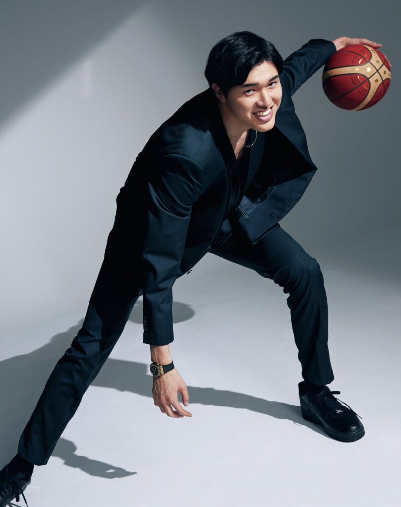 渡邊雄太がスーツでバスケをしている