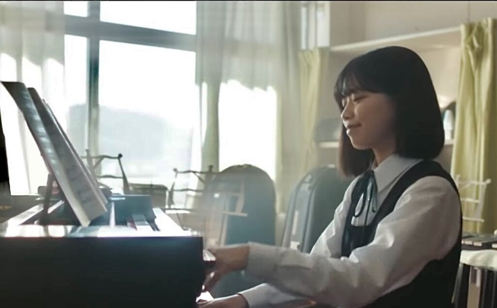 小林萌花がピアノを弾いている