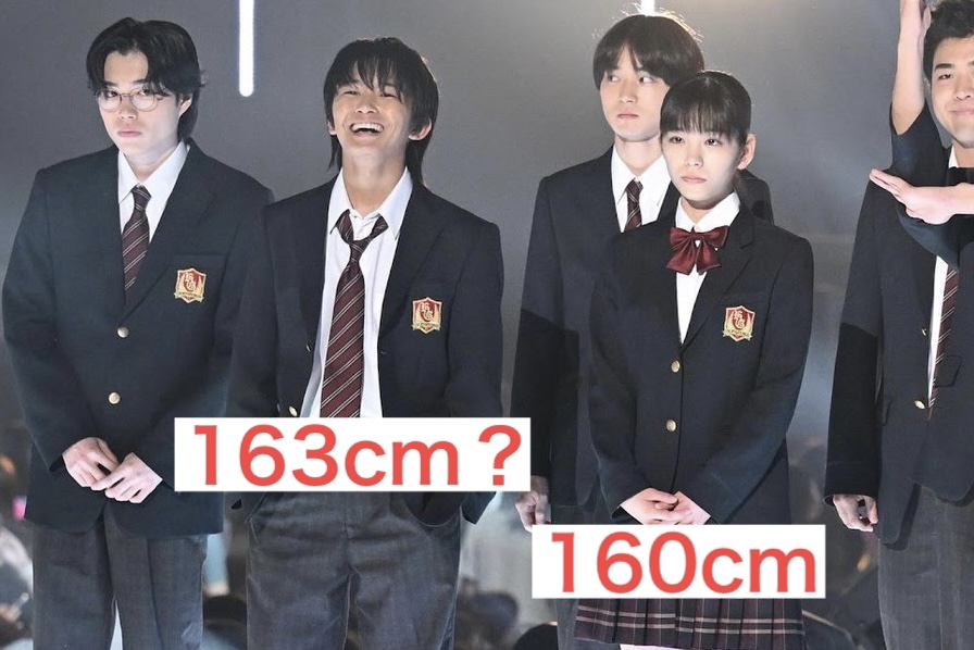 学生服を着た男女の身長比較