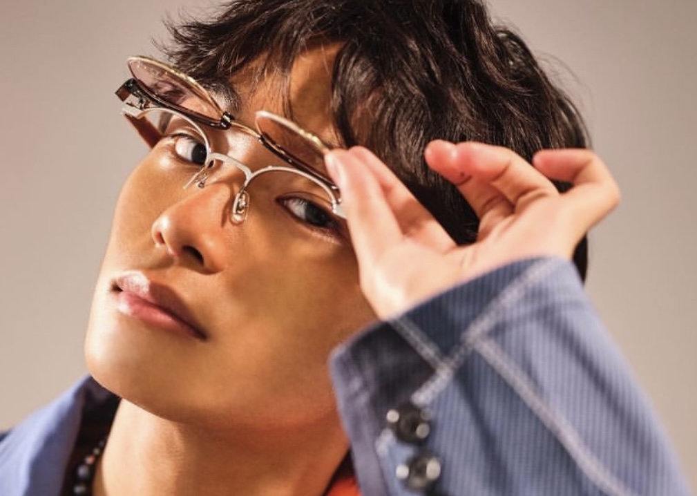 眼鏡をかけた加藤清史郎がこちらを見ている
