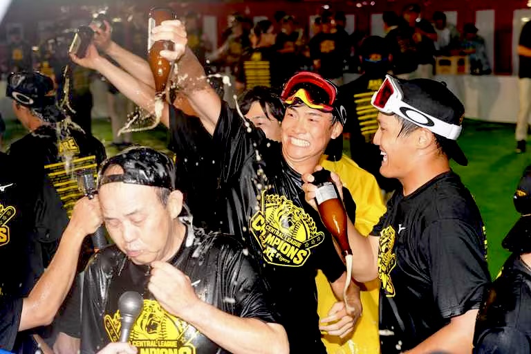 阪神タイガースがビールかけをしている